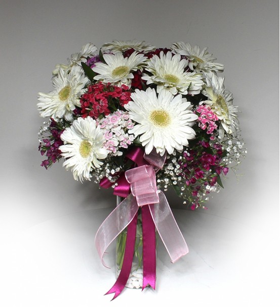 Cam Vazoda Gerbera ve Hüsnüyusuf Buketi